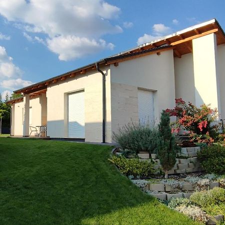 White Column House Diosd Exterior foto