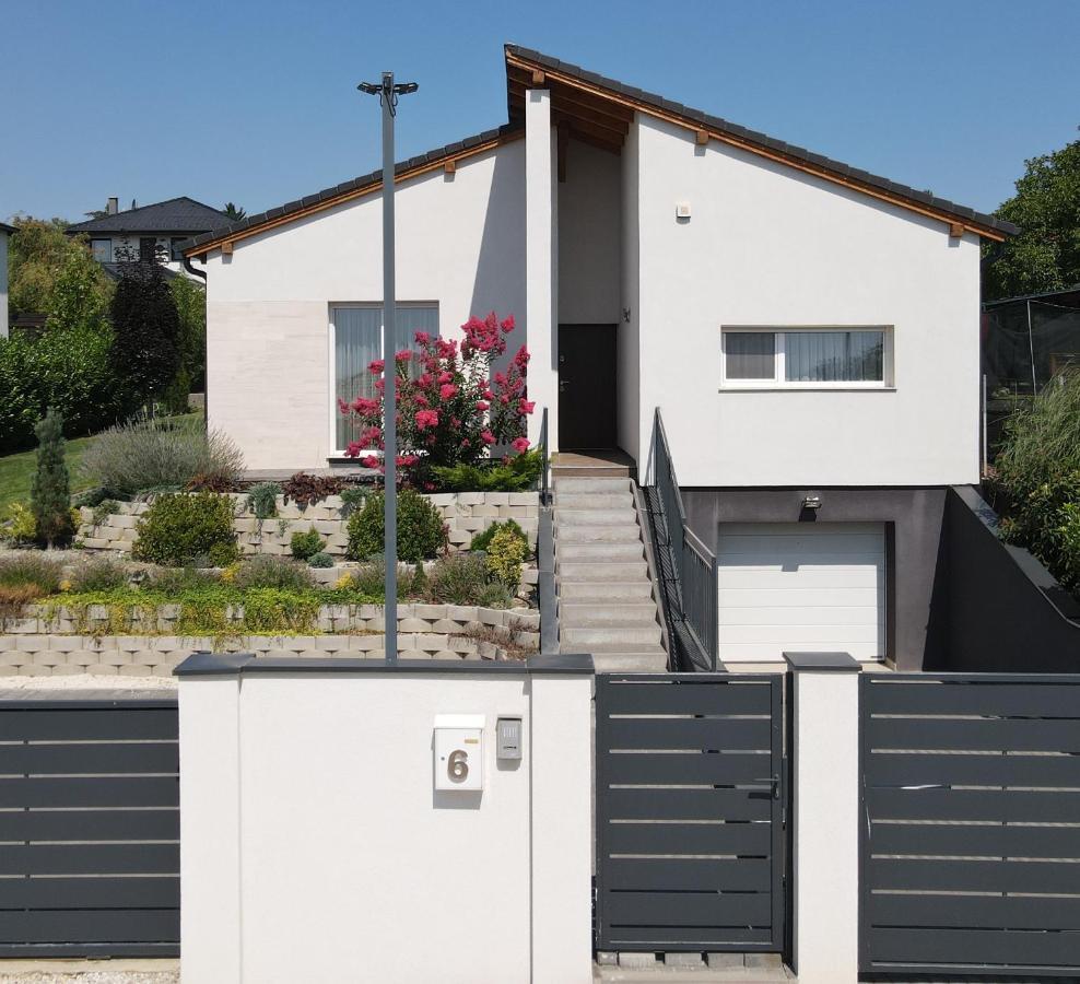 White Column House Diosd Exterior foto