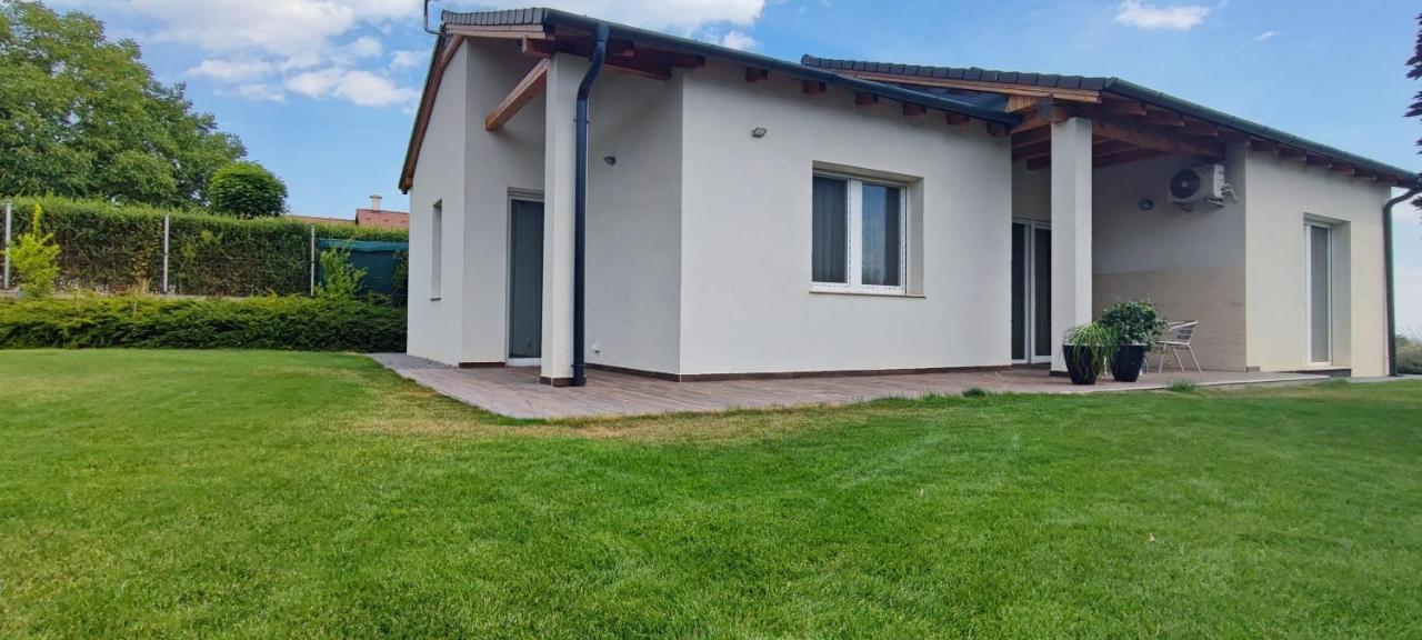 White Column House Diosd Exterior foto